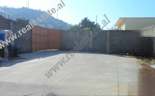 Warehouse + land for sale in David Selenica street, near Xhamia e Selites, in Tirana.
It offers a c